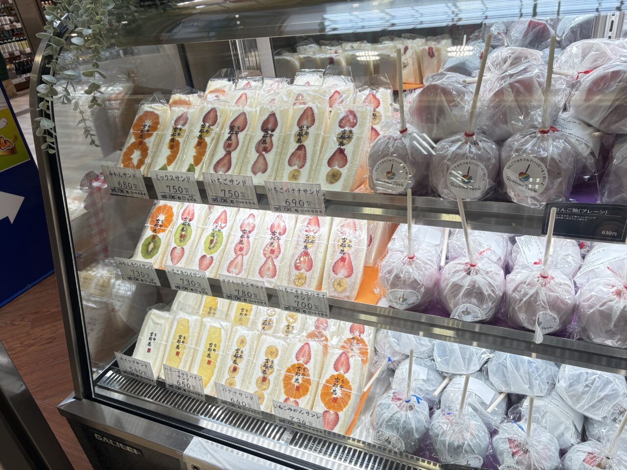 ラピア春のスイーツフェアでりんご飴販売