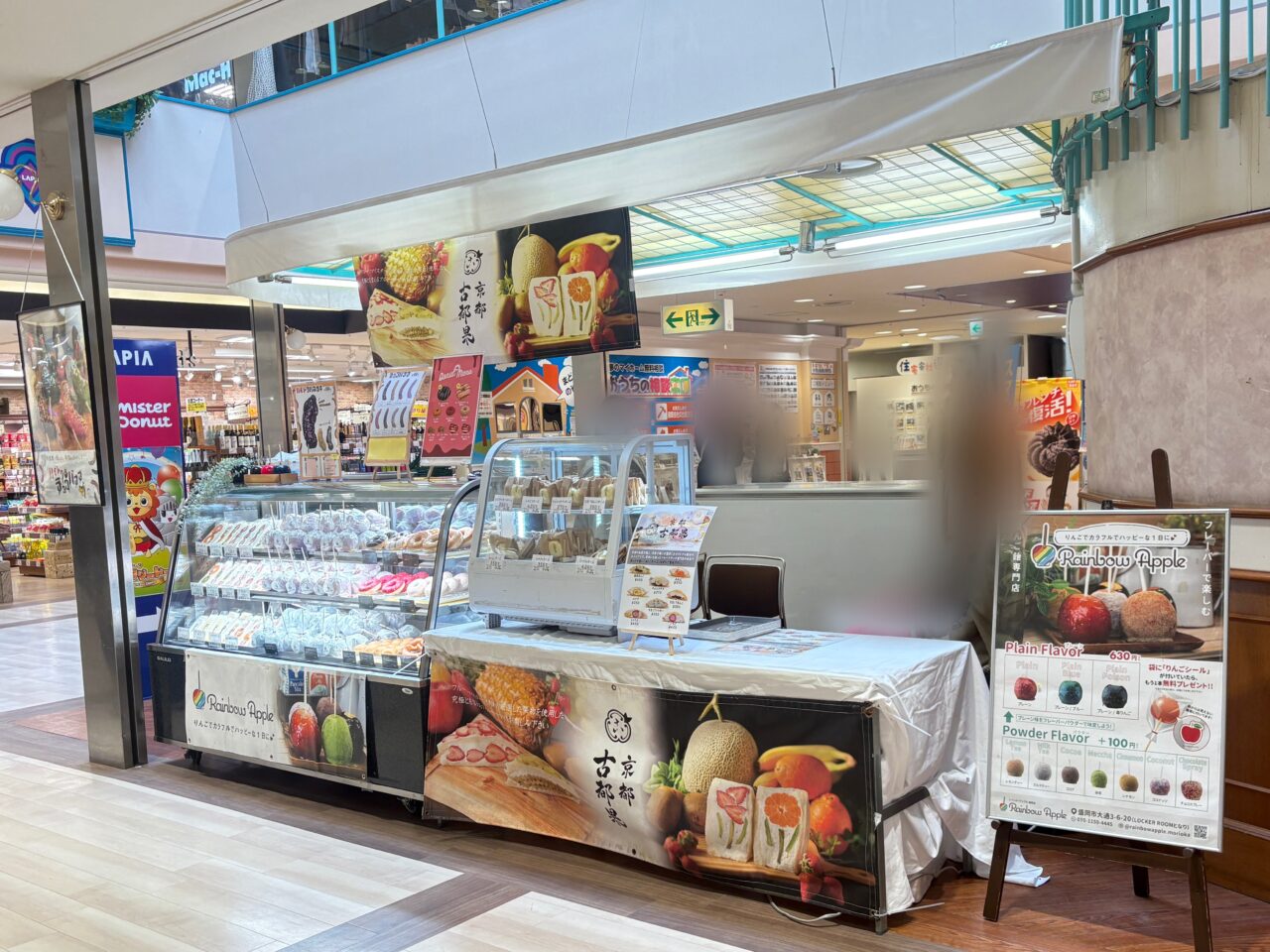 ラピア春のスイーツフェアでりんご飴販売