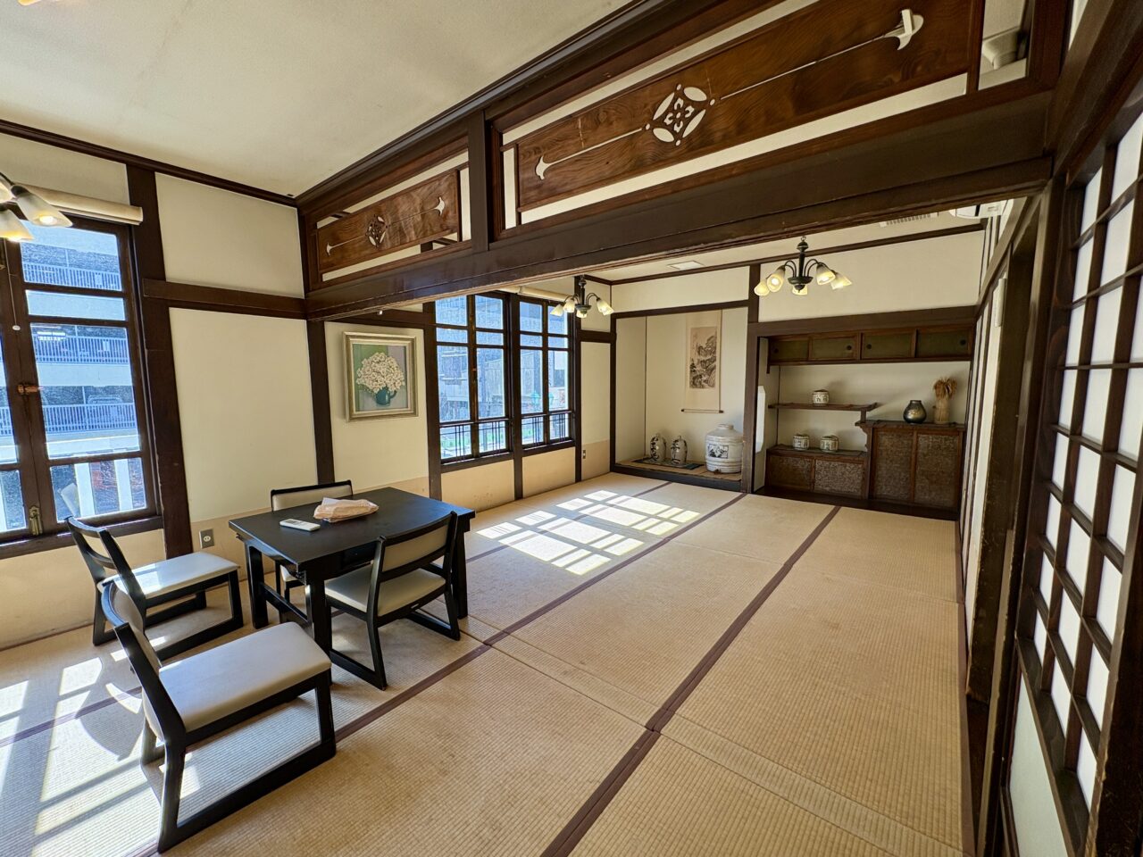 八戸酒類株式会社 八鶴工場 蔵元直売所建物でレトロマルシェ開催