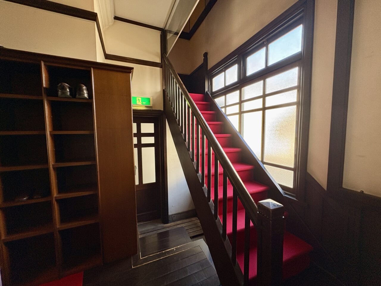 八戸酒類株式会社 八鶴工場 蔵元直売所建物でレトロマルシェ開催