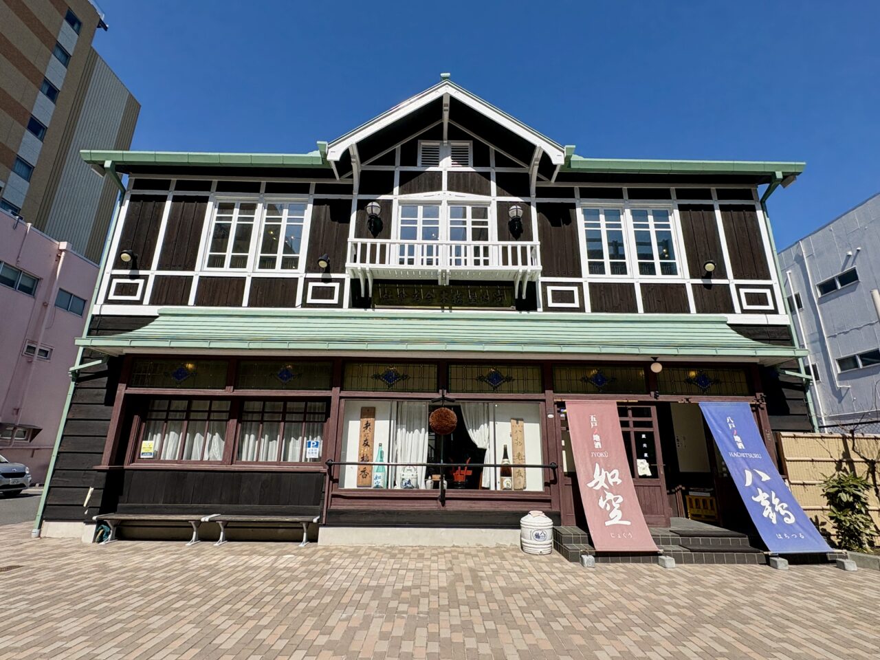 八戸酒類株式会社 八鶴工場 蔵元直売所建物でレトロマルシェ開催