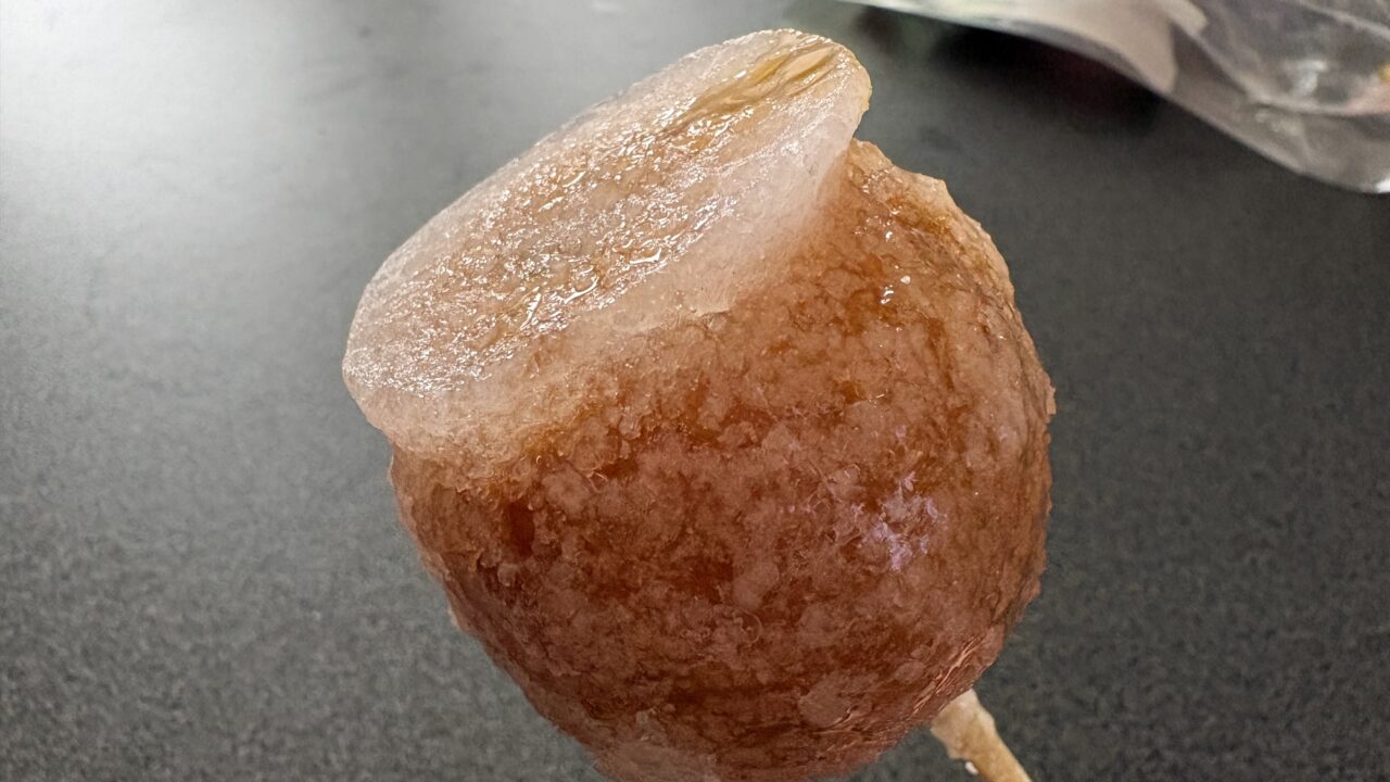 【八戸市】りんご飴が自動販売機で買える！？アダチ文具 八戸類家店に“アイスりんご飴”の自販機がありました