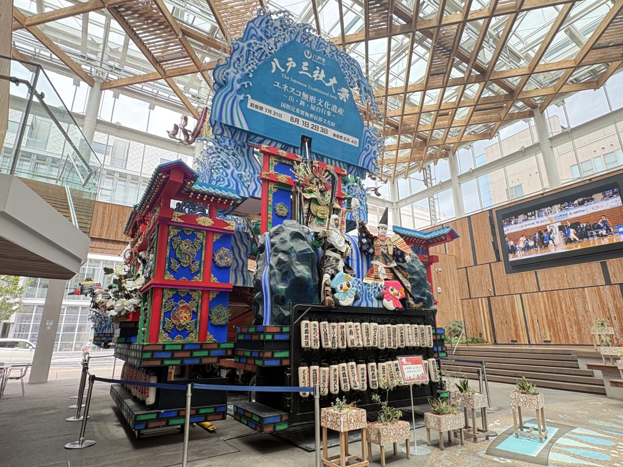 マチニワで三社大祭の山車展示中