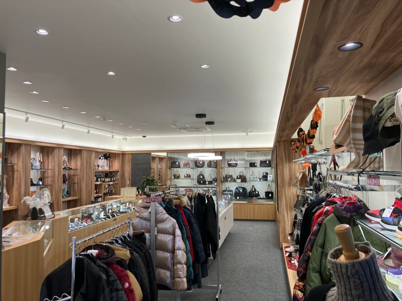 質屋かんてい局 八戸店の店内