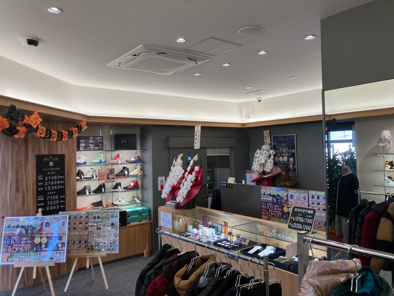 質屋かんてい局 八戸店のカウンター